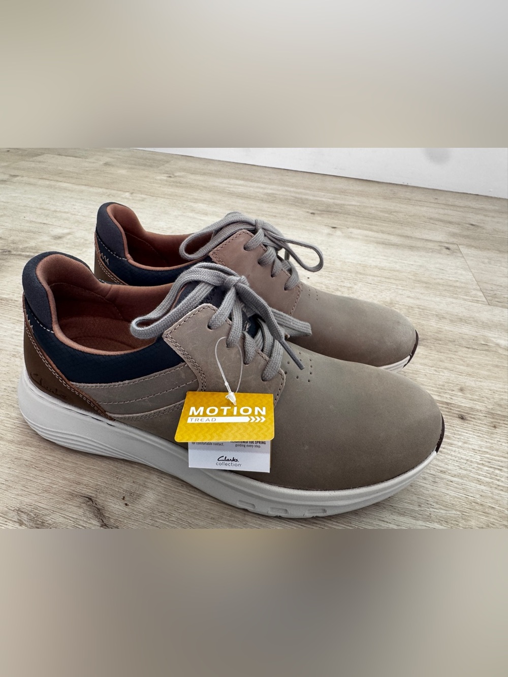 Clarks Men’s Motion Lace-Up Sneakers in Taupe 7.5 new